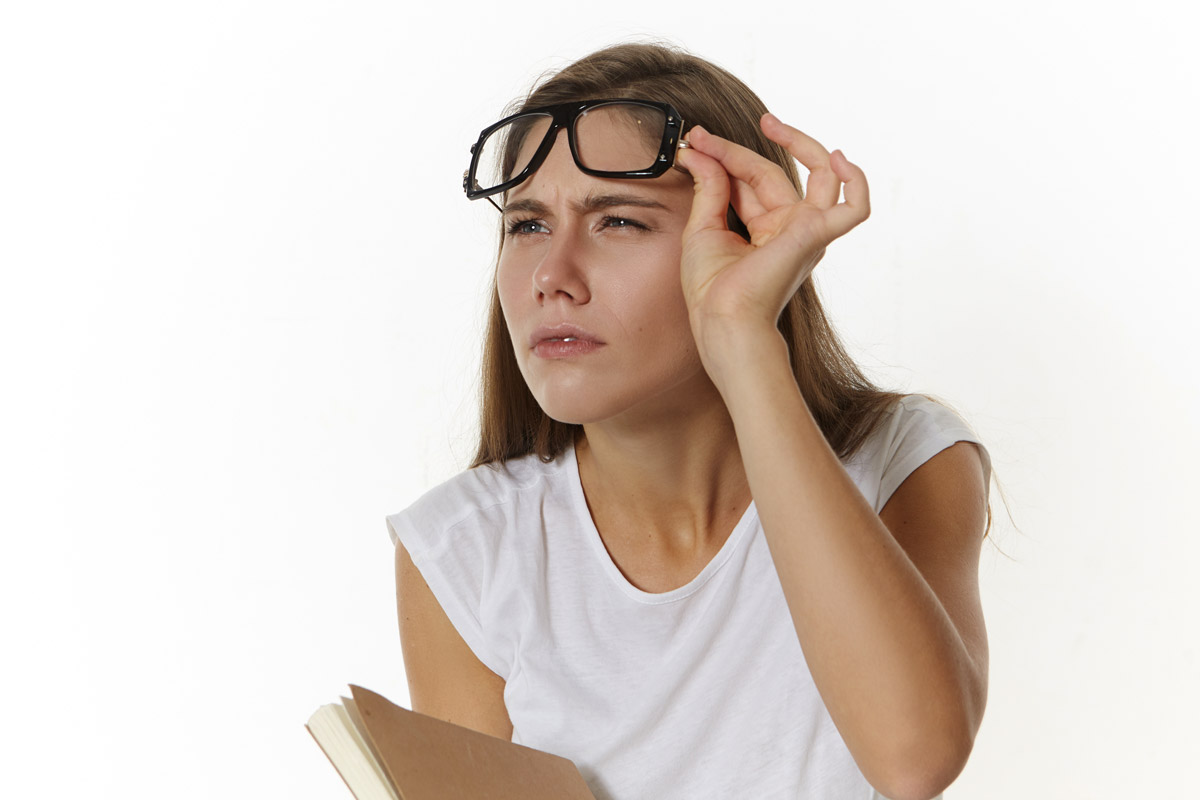 жінка дивиться вдалечінь, прищурившись