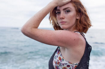 жінка стоїть на березі моря