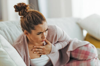 жінка відчуває біль в стравоході