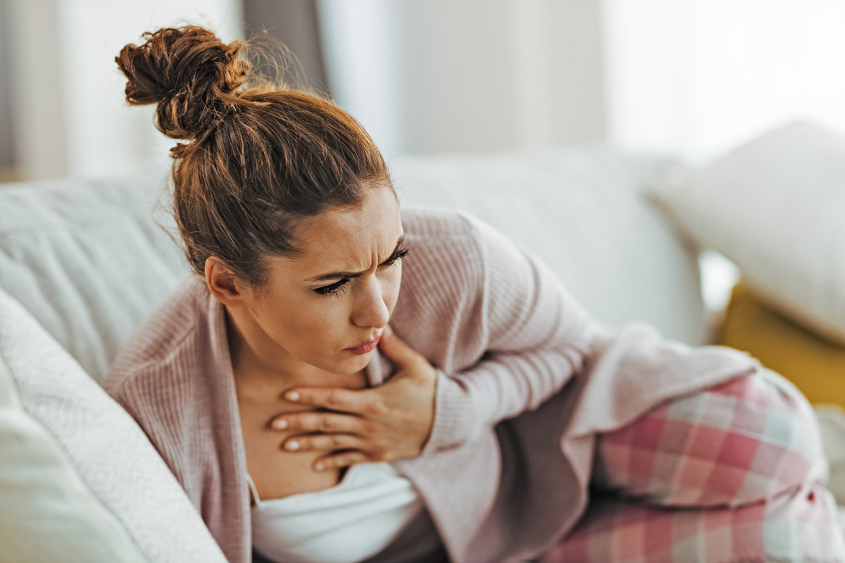 жінка відчуває біль в стравоході