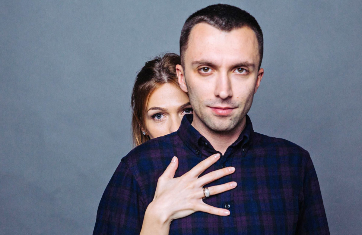 чоловік стоїть з жінкою за спиною