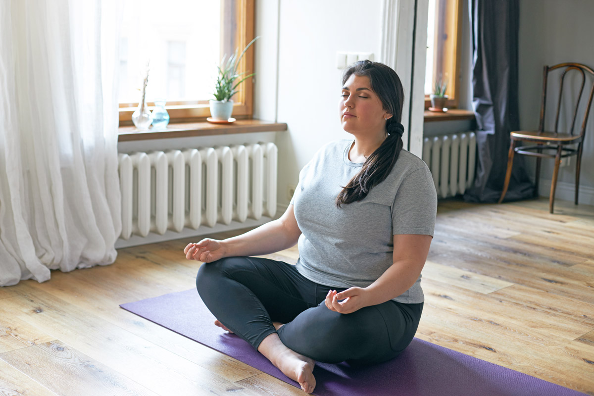 дівчинка займається медитацією