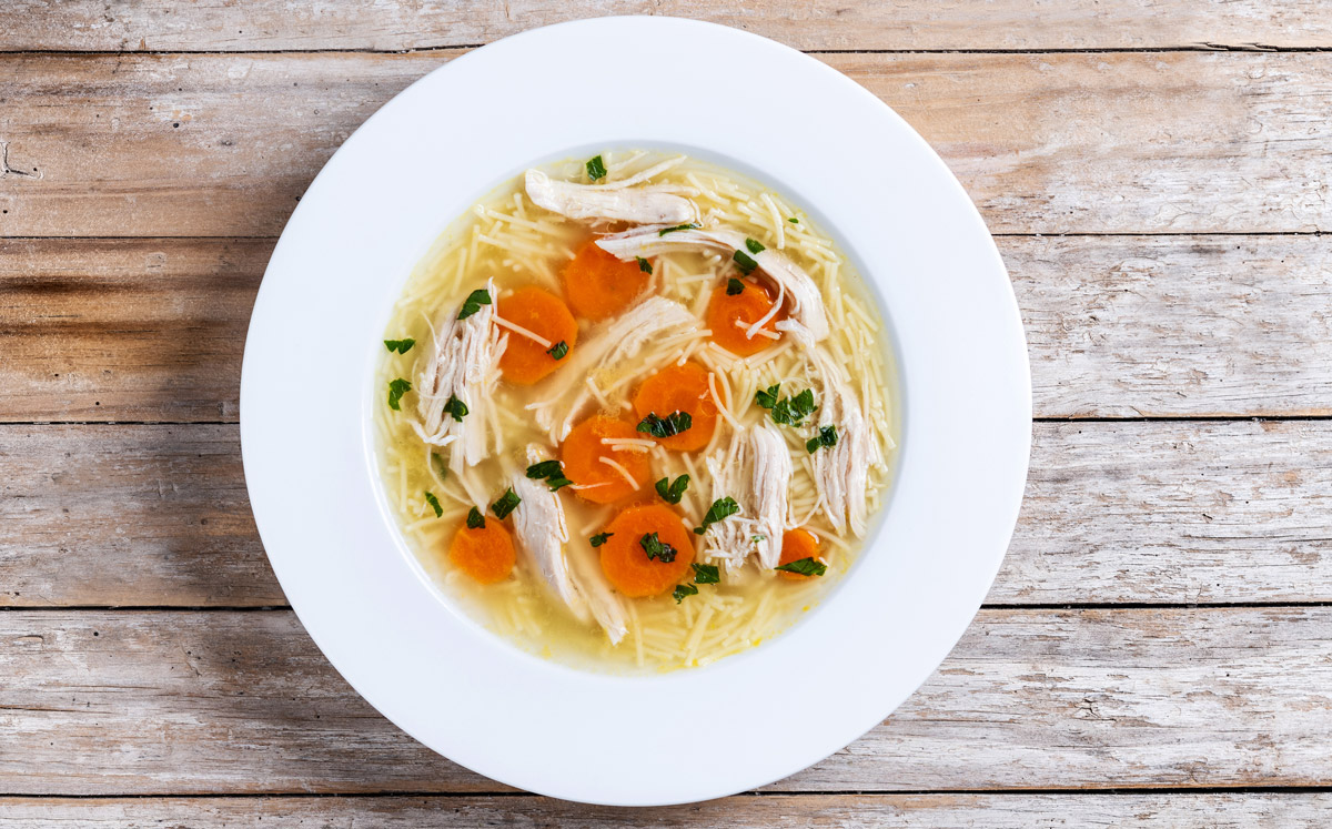 домашній бульйон з овочами та куркою