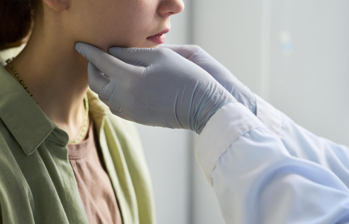 лікар проводить пальпацію лімфовузлів шиї пацієнтки