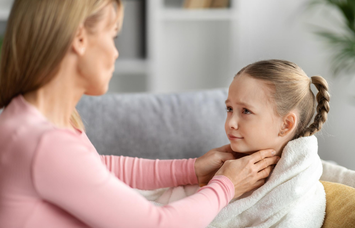 мама перевіряє лімфовузли дитини