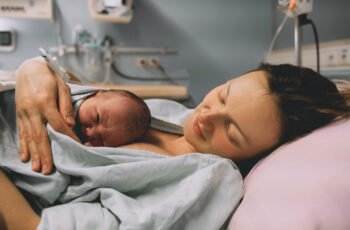 мама з дитинкою, яка щойно народилась