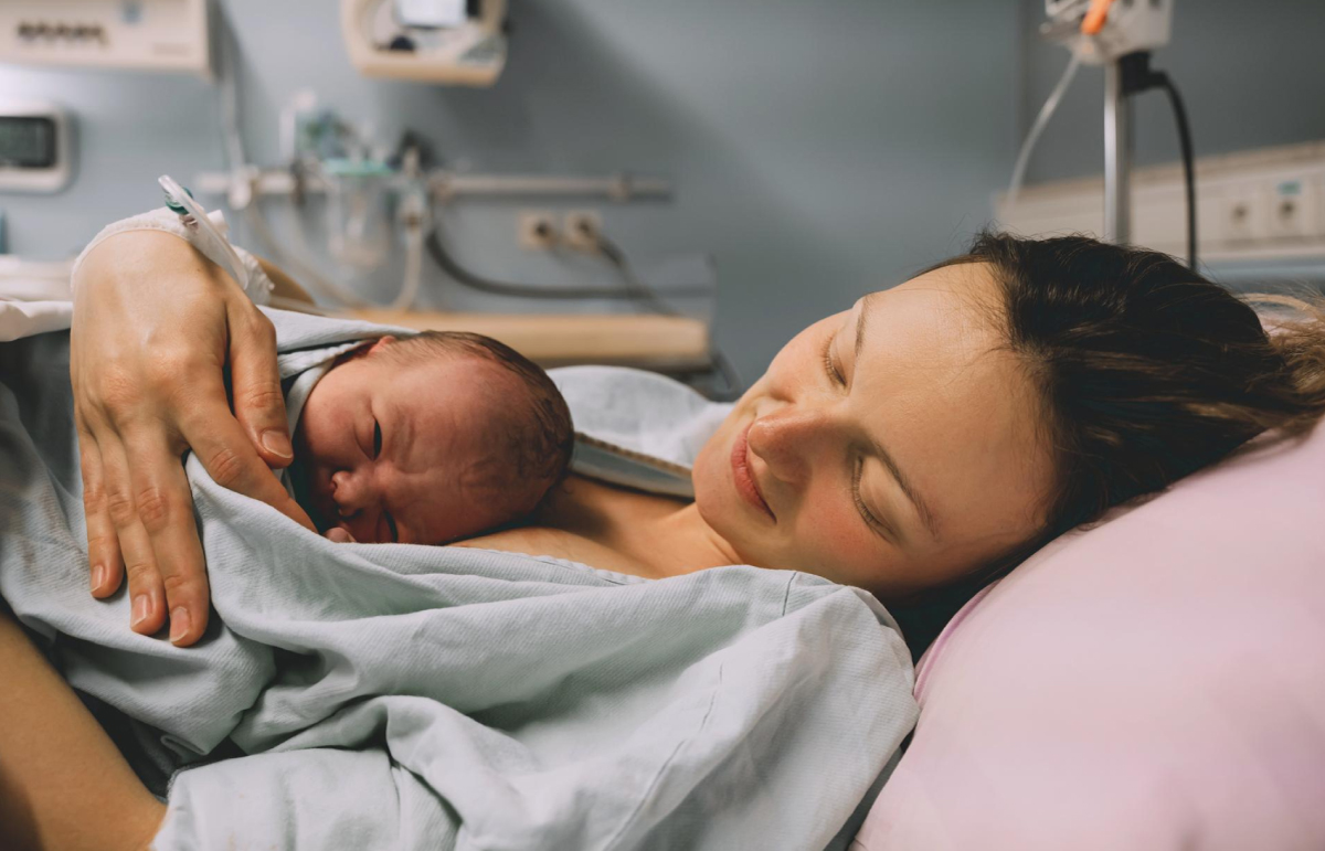 мама з дитинкою, яка щойно народилась