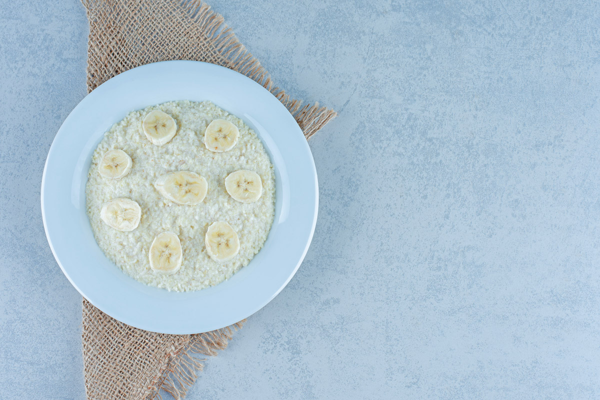 нарізаний банан з кашею
