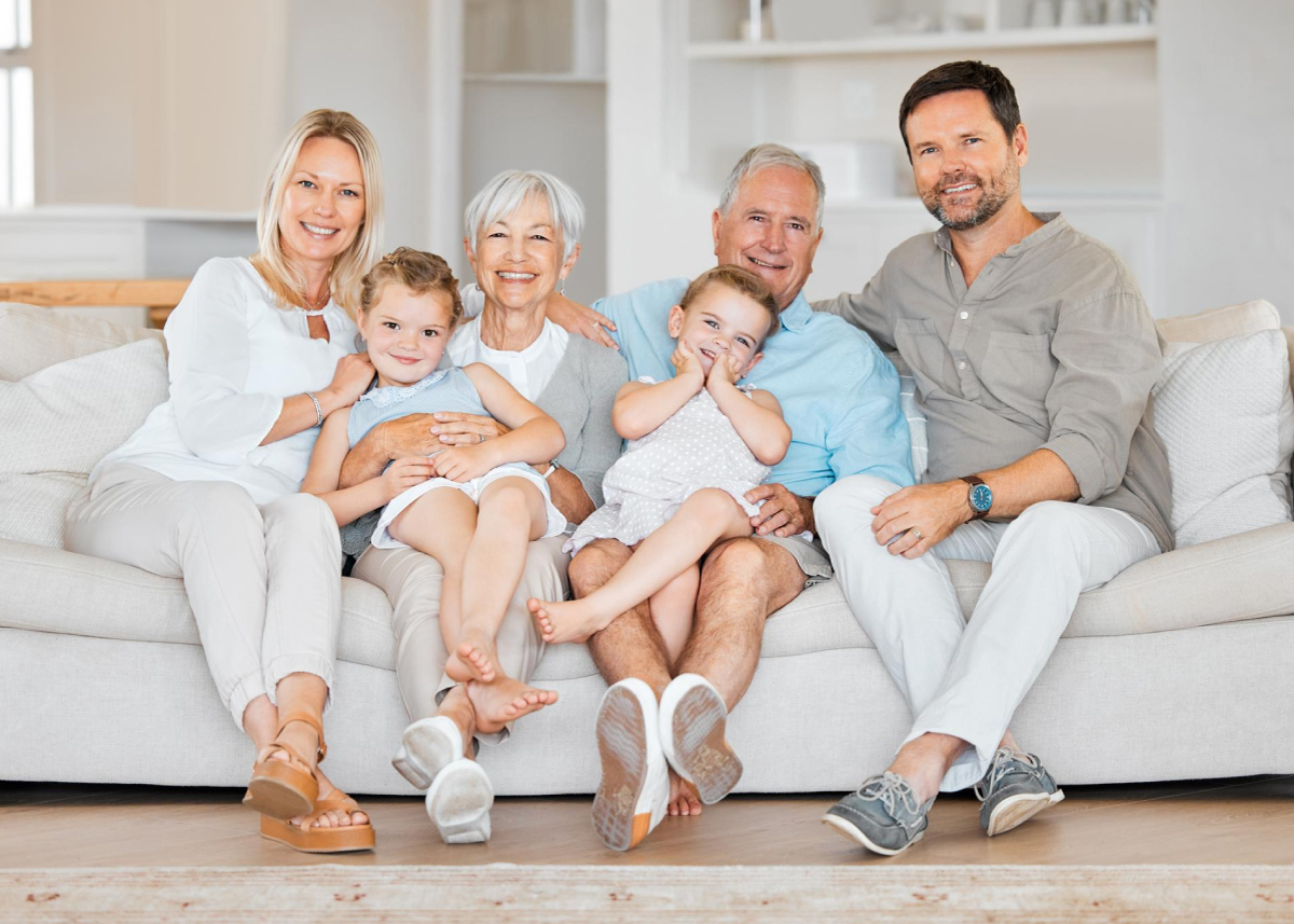 сім'я сидить на дивані