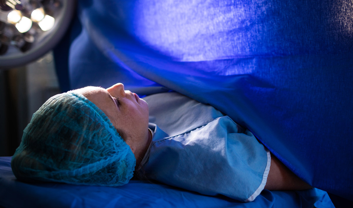 вагітна жінка під час операції кесаревого розтину