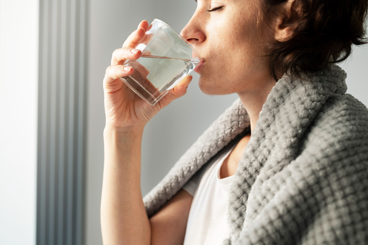 жінка п'є водно-сольовий розчин