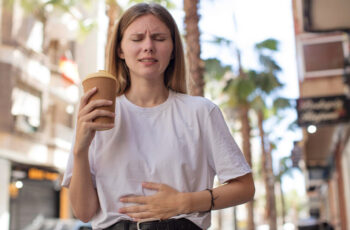 жінка відчуває дискомфорт у животі