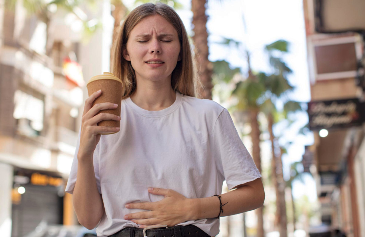 жінка відчуває дискомфорт у животі
