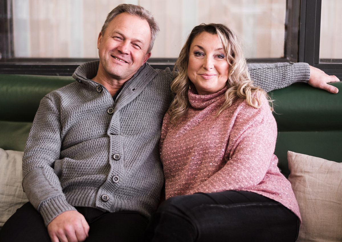 чоловік та жінка сидять на дивані