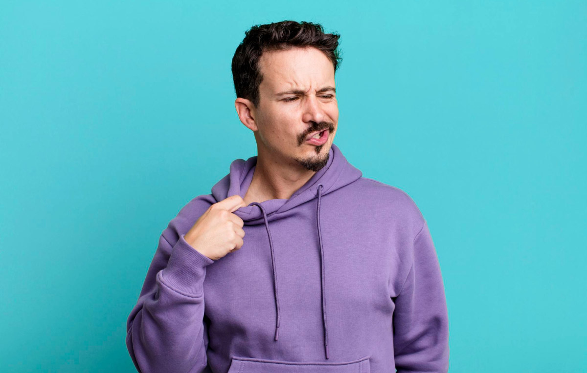 чоловік відчуває свербіж