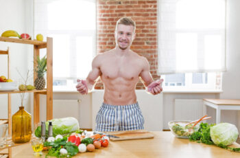 чоловік зі спортивною фізичною формою на кухні