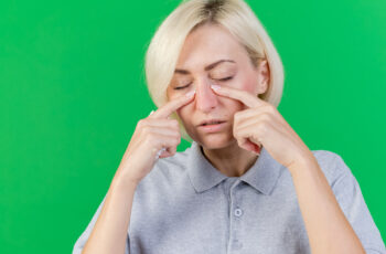 дівчина відчуває закладеність носа