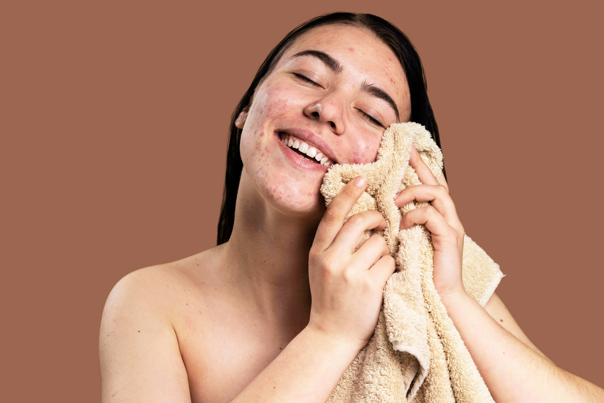 дівчинка витирає обличчя рушником