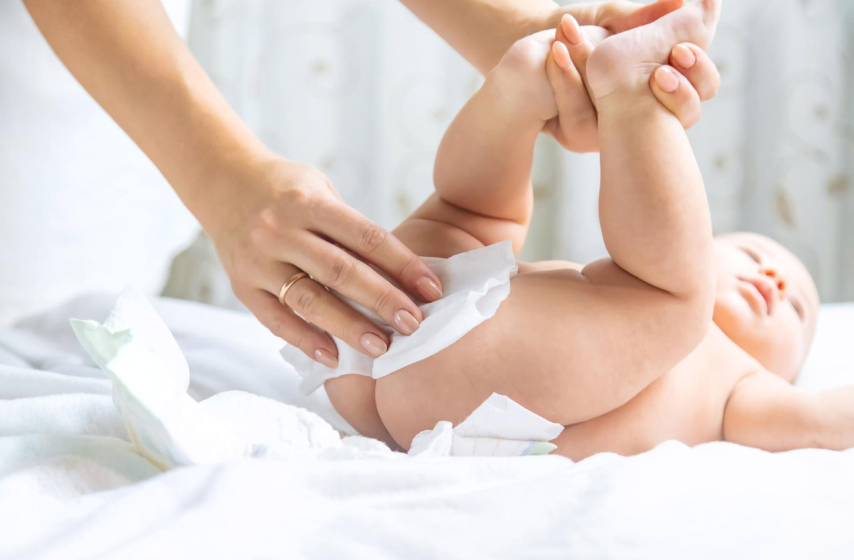 мама миє дитину