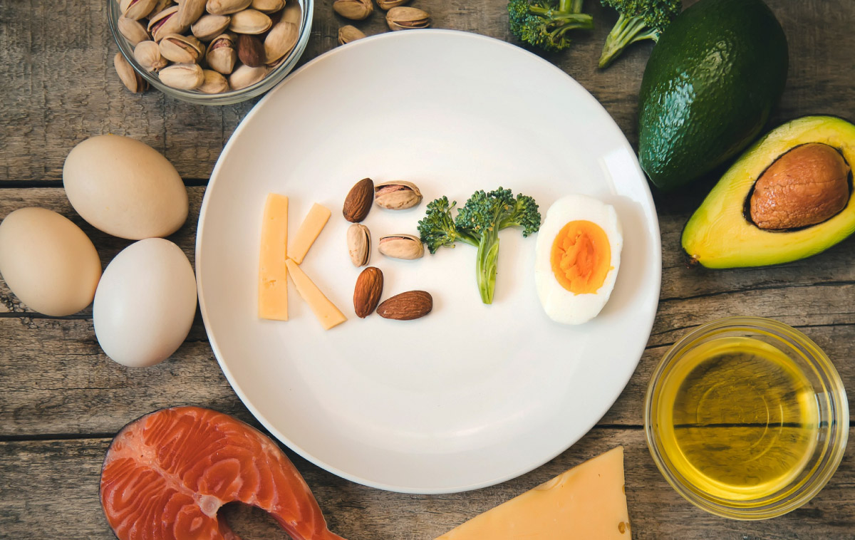 овочі викладені у формі напису кето