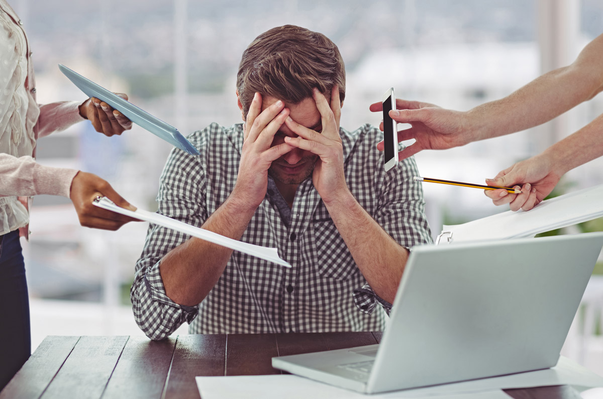 перевантажений роботою та запитами чоловік