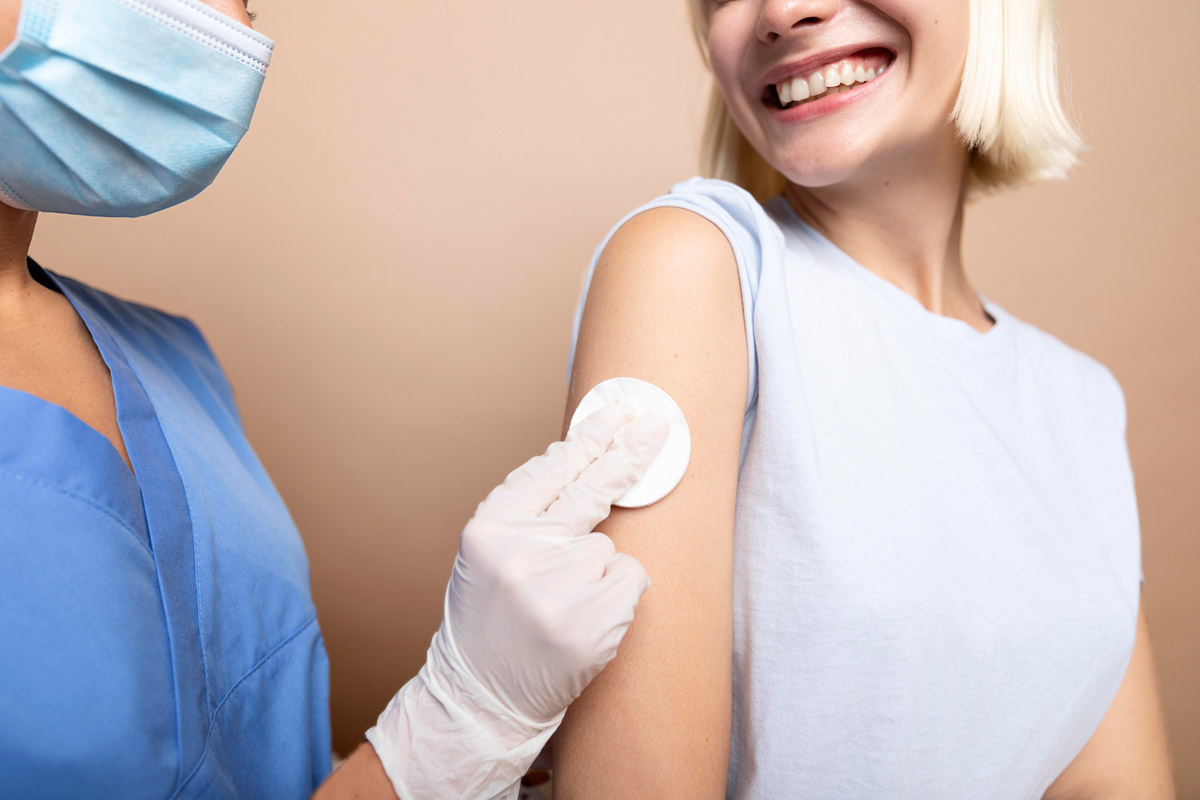 жінка вакцинується