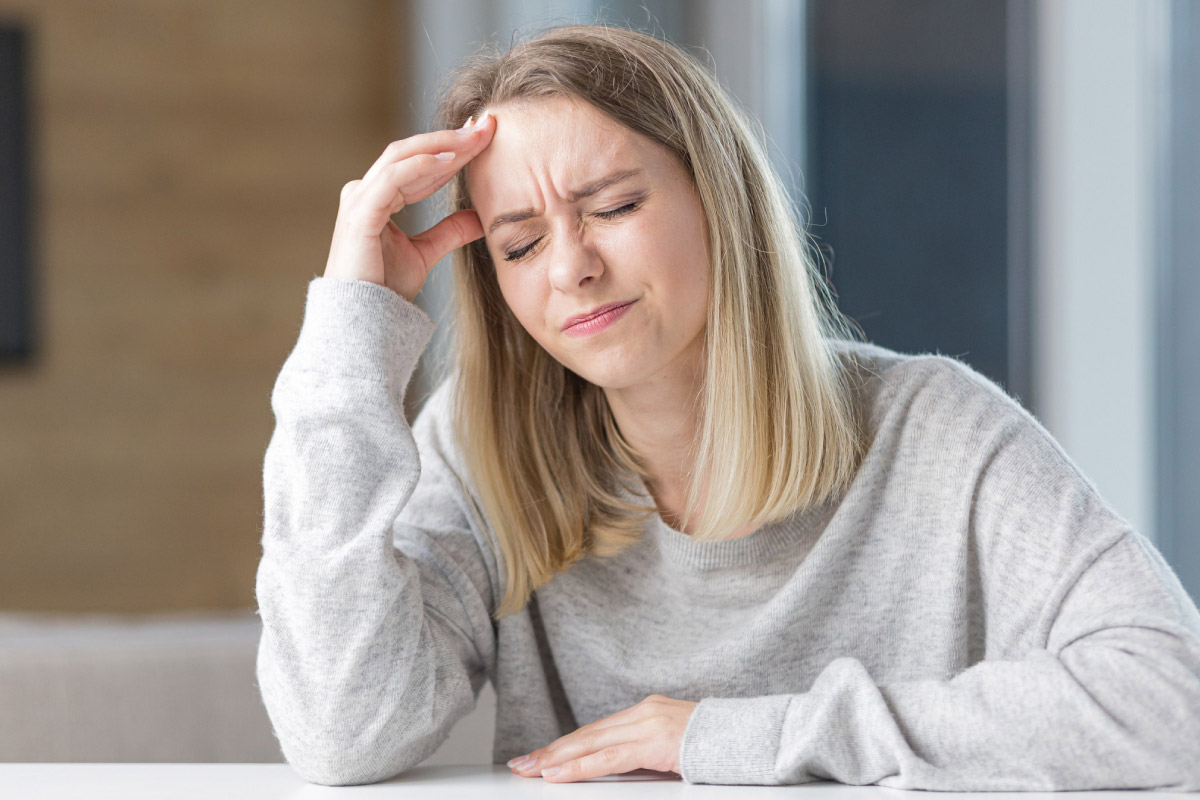 жінку турбує головний біль та запаморочення